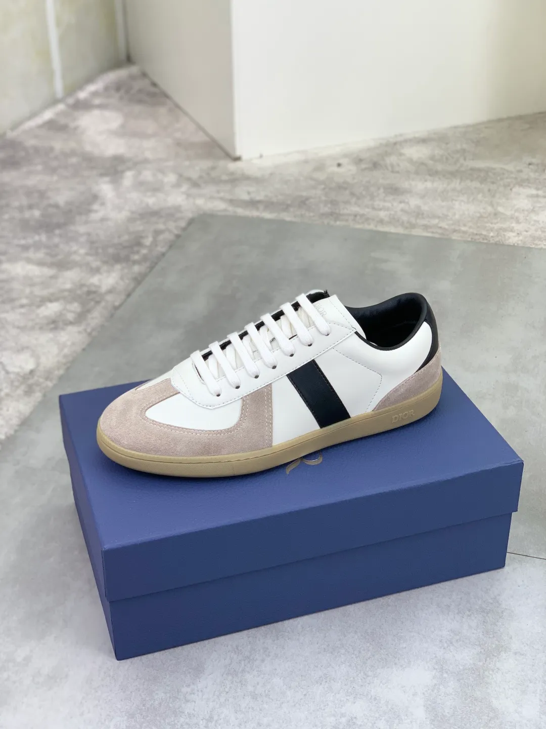 Men's shoes 💰P360 New Dior B01 moral training shoes, white first-layer cowhide, original molded outsole. New to the fall collection, this sneaker marks the return of a Dior classic, reinterpreted in a stylish and elegant silhouette. Crafted from white smooth first-grain cowhide with a tonal silk sheepskin lining, it features the Dior logo on the tongue and inner sides, and a CD icon on the heel. Paired with Tpu anti-slip soles of the same color, it can be matched with various styles to create a sophisticated look.  Code number: 38-44